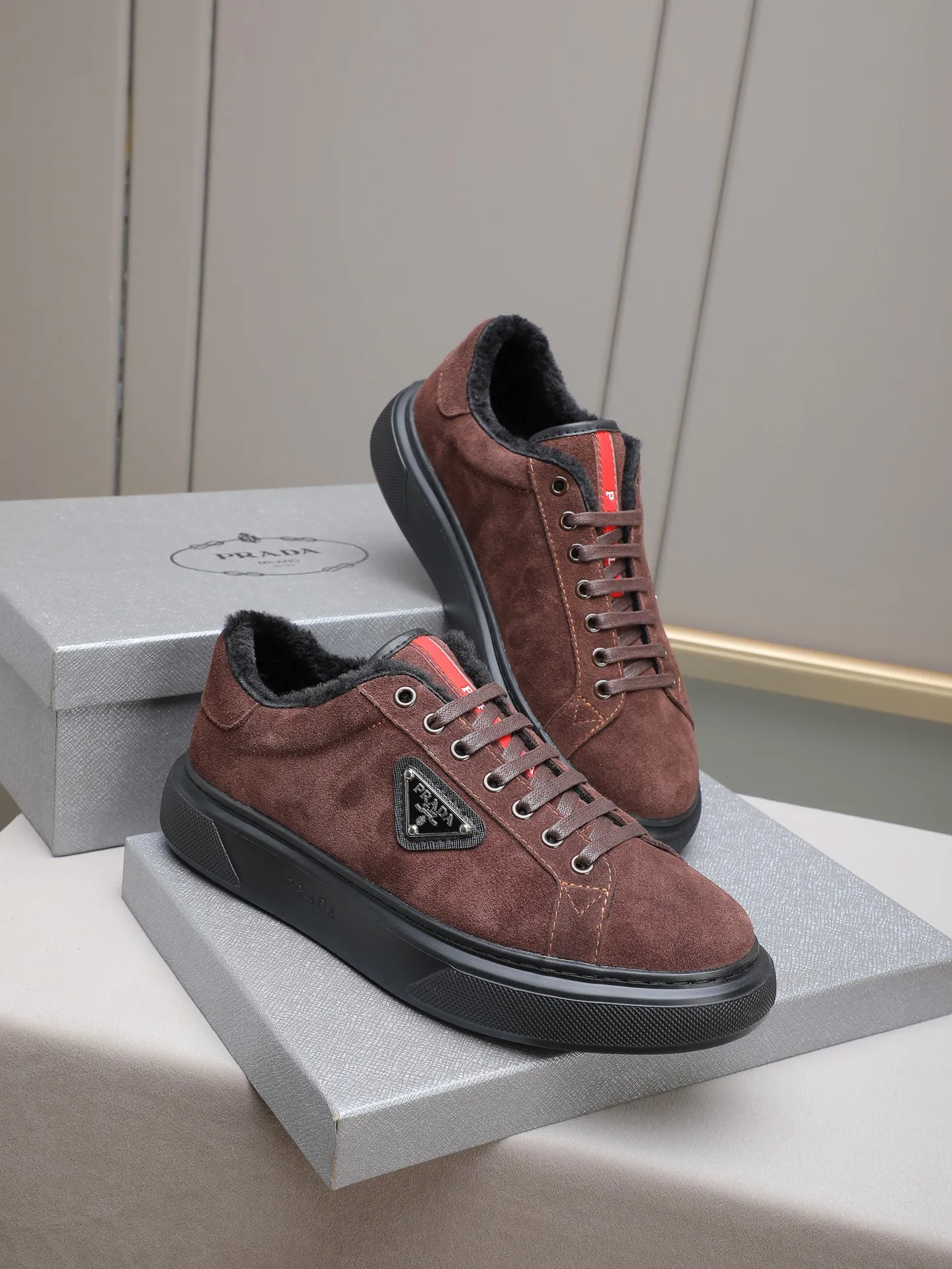PP440 Prada/Prada men's new casual shoes, this upper is made of imported calfskin + velvet lining! The outside is decorated with the P family's classic metal triangle enamel logo, and the outsole is made of non-slip sports foam ultra-light outsole, which feels good on the feet and is a fashionable and fashionable item! Four colors to choose from!  Size: 38-44 (45 customized)